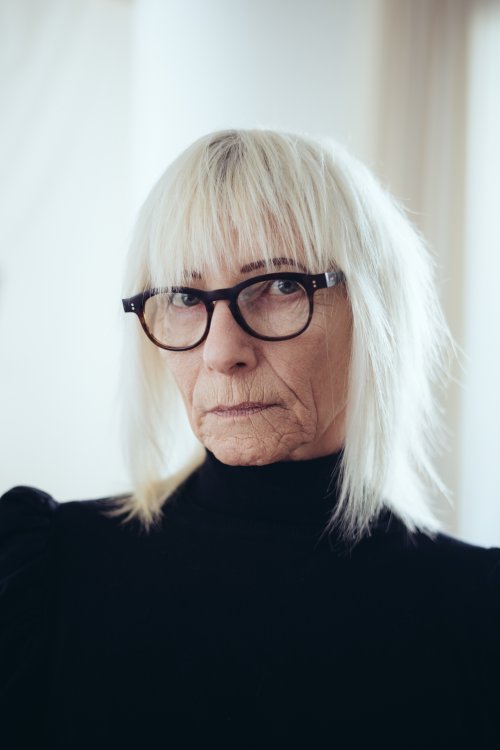 single female swinger